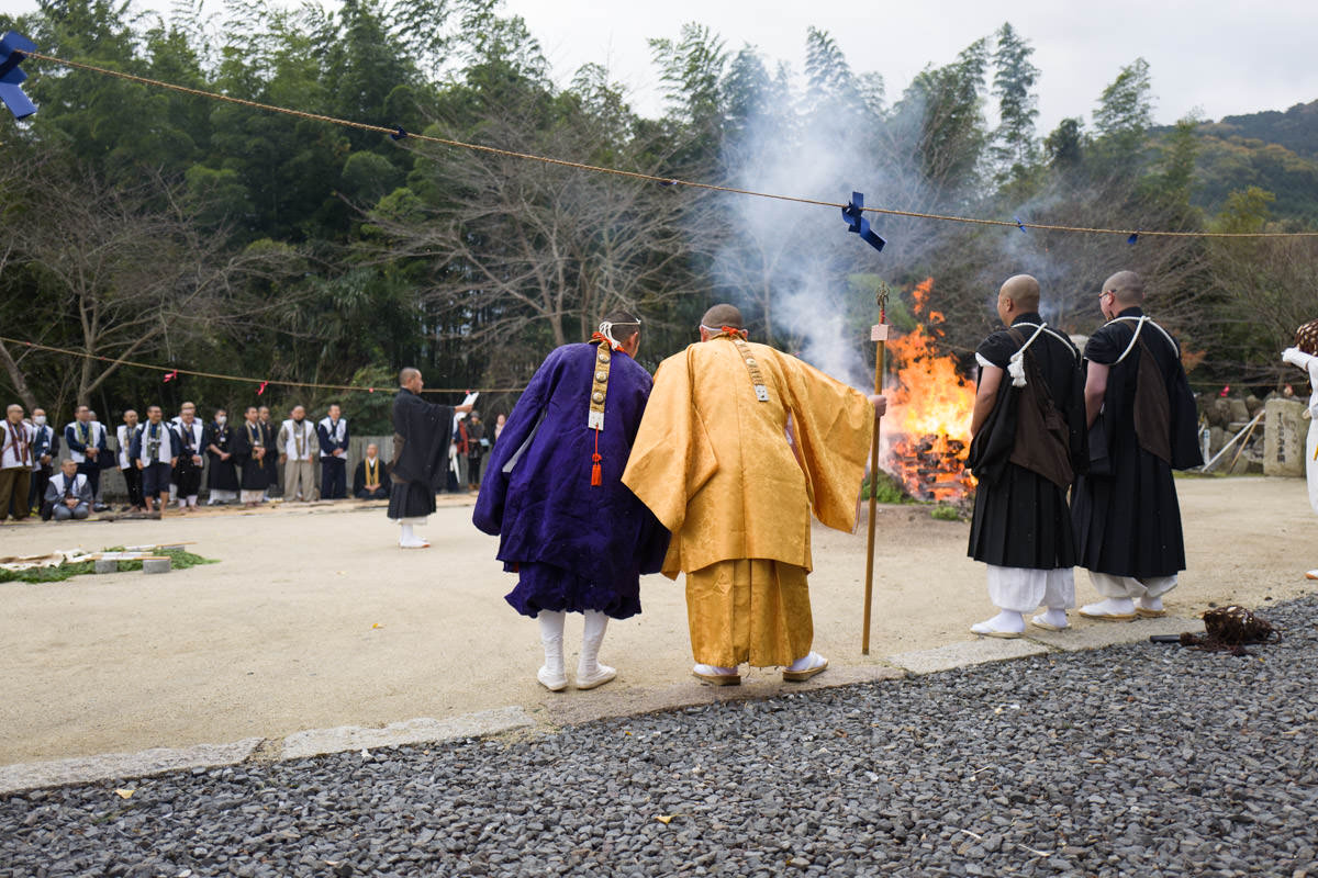whiskering fire monks, Shikoku, uncropped