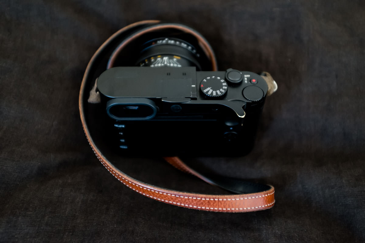 Leica Q typ 116, rear panel with Thumbs Up