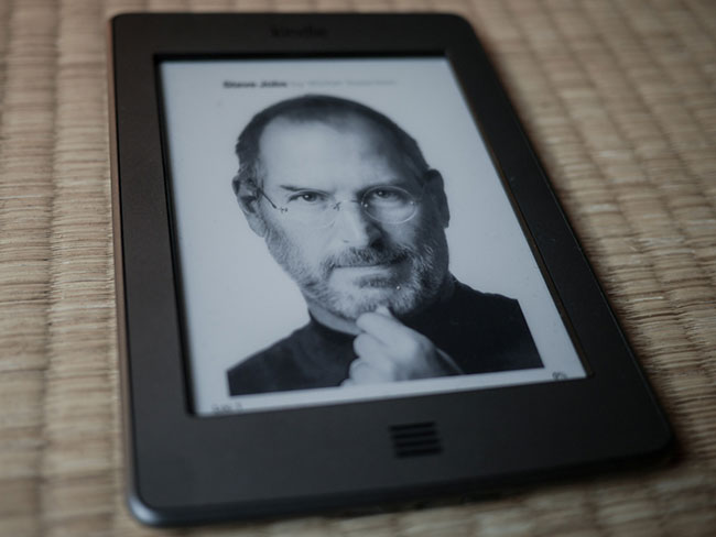 Black and white cover of Issacson's Steve Jobs book on an eink Kindle