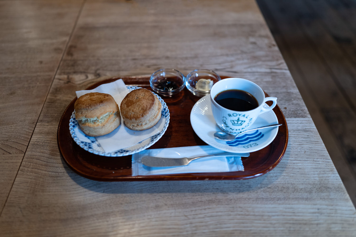 Hataya, scones and coffee
